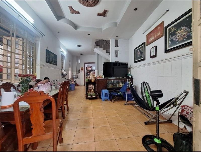 Bán nhà trường thọ thủ đức 110m2 3 tầng 4 phòng ngủ, sân để xe rộng, sân thượng, hẻm thông, gần chợ thủ đức - Ảnh 2