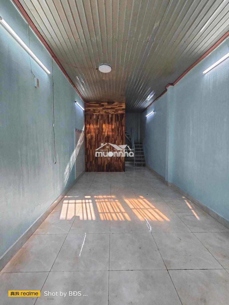Nhà 1 trệt 1 lầu 2pn 1wc ban công thoáng mát ngay chợ bình triệu 5.5tr