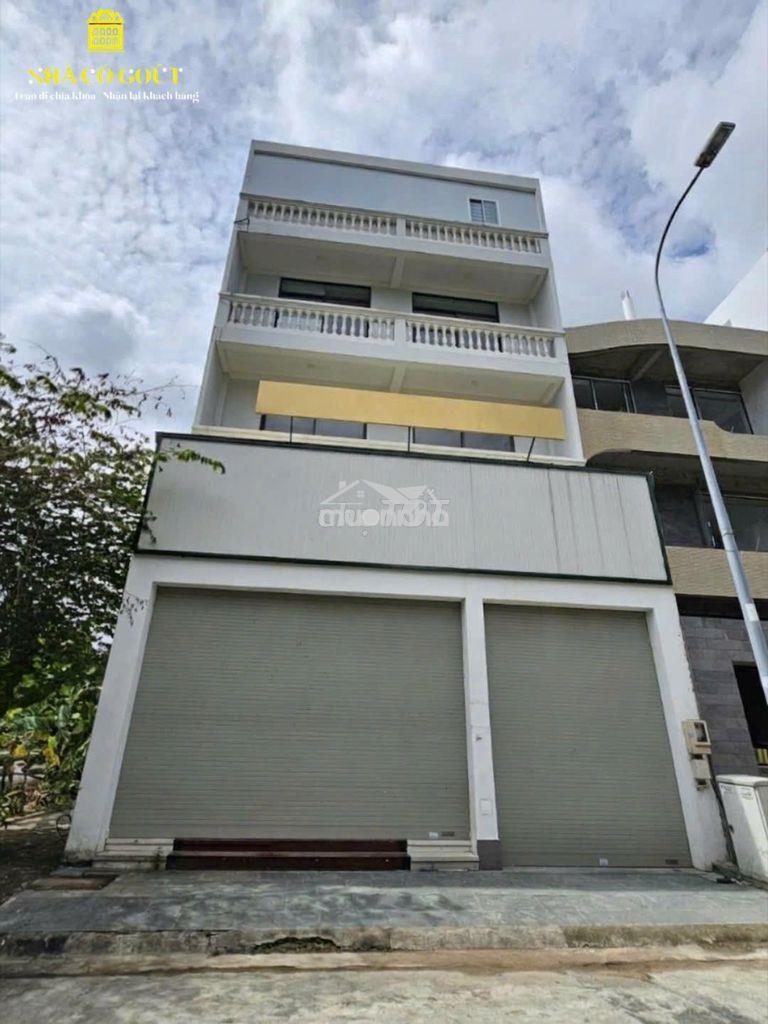 Toà vp trần não 8x20m trống suốt, trần cao 80tr