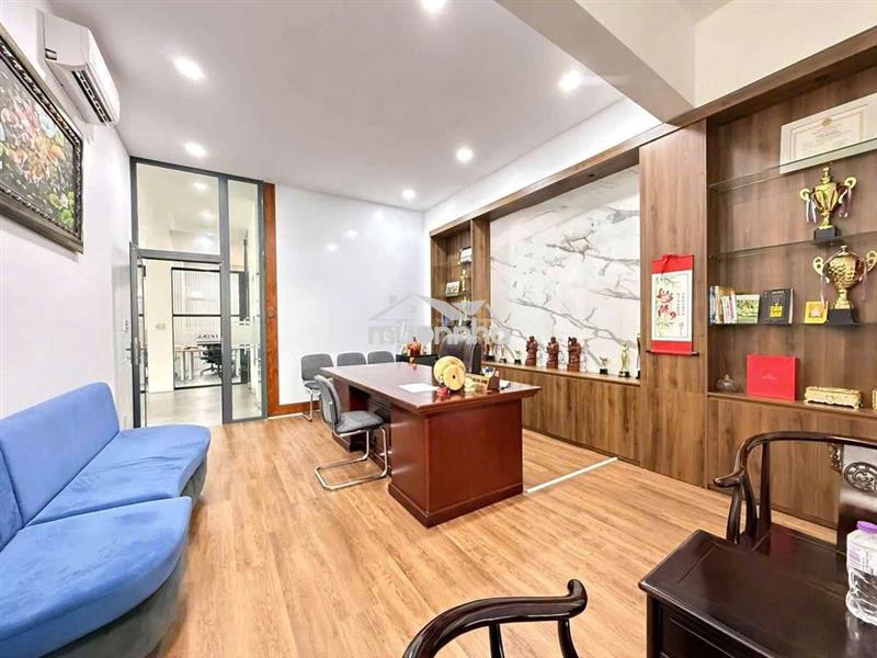 Góc 2 mặt tiền - ngang 10m dài 15m - có thang máy - 40tr