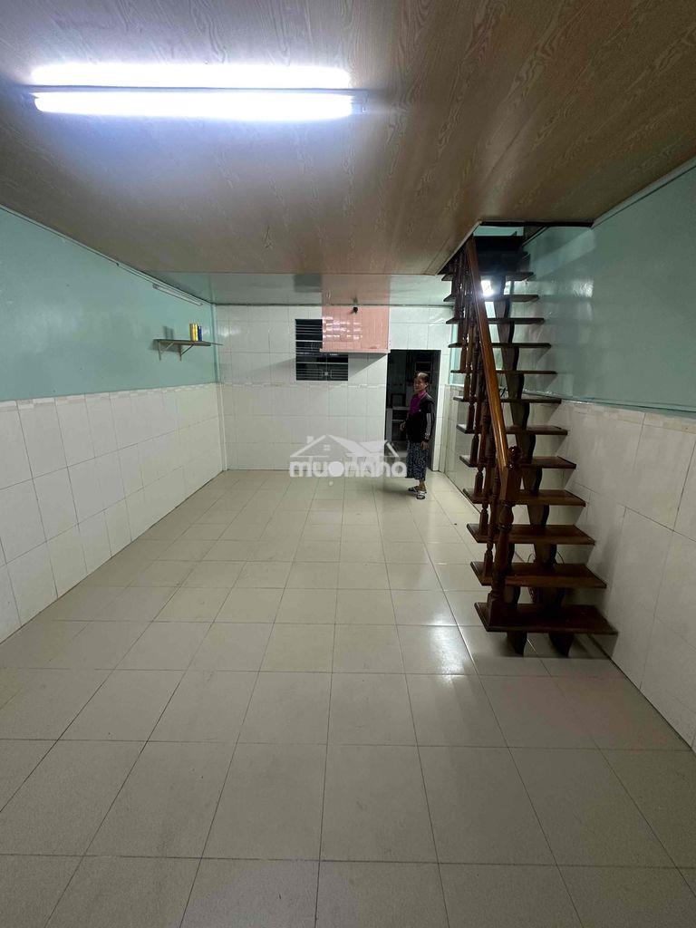 Nhà 1 triệt 1 lầu rộng rãi nhưng trong hẻm nhỏ